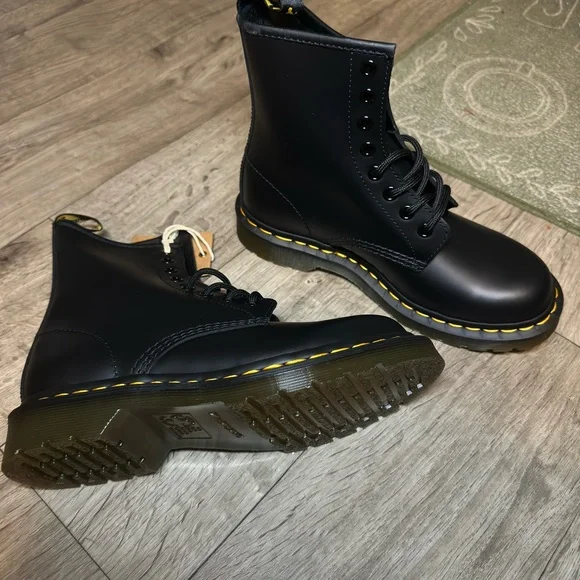 Dr. Martens 1460W Black Leather Lace-Up Boots size 6 Unisex. Brand New! - Picture 2 of 4